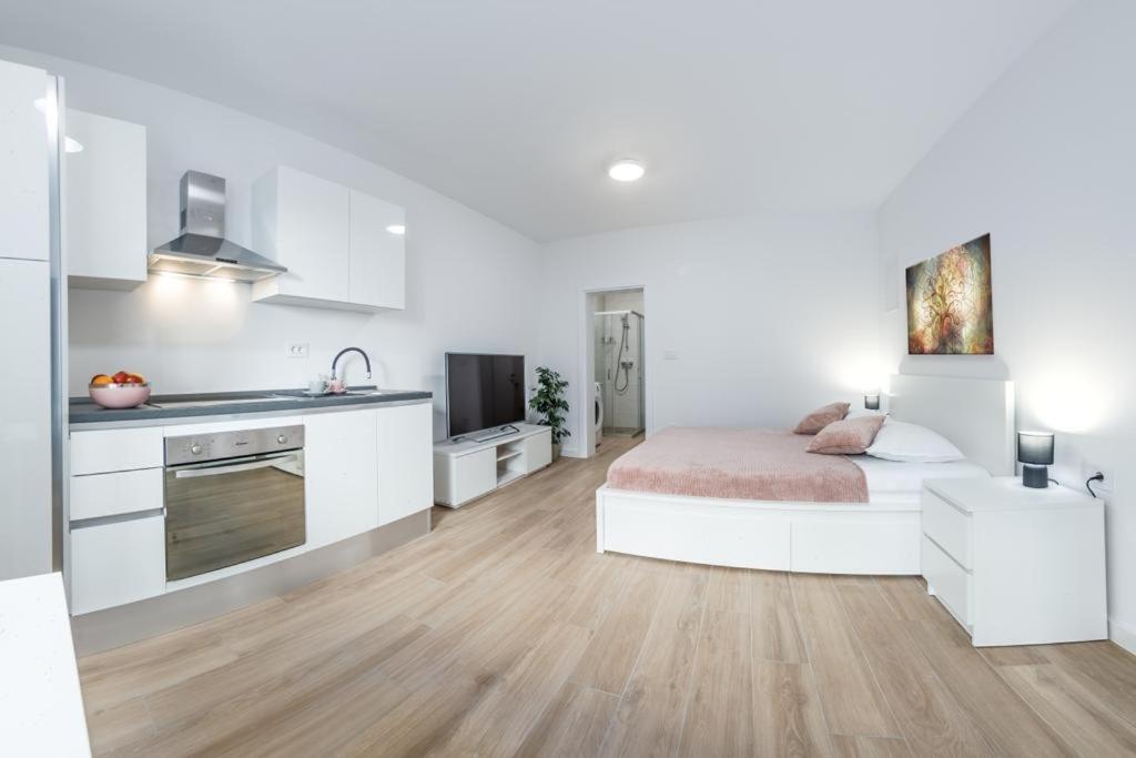 Apartment Klara Free Parking, Center Pula Exterior photo